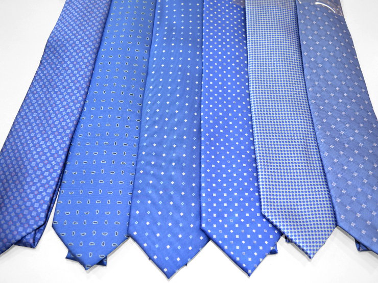 Cravatte in pura seta, fondo azzurro, varie fantasie