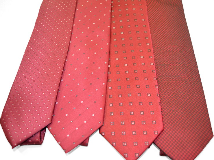 Cravatte in pura seta, fondo rosso, varie fantasie