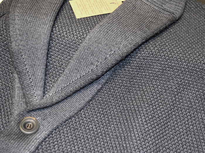 Giacca Ferrante in pura lana merino, lavorazione grana riso; collo sciallato e chiusura con bottoni