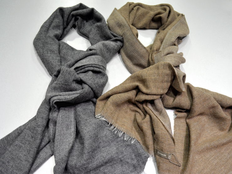 Sciarpe Ferrante in lana, alpaca e seta, trama a tela larga, con frange.