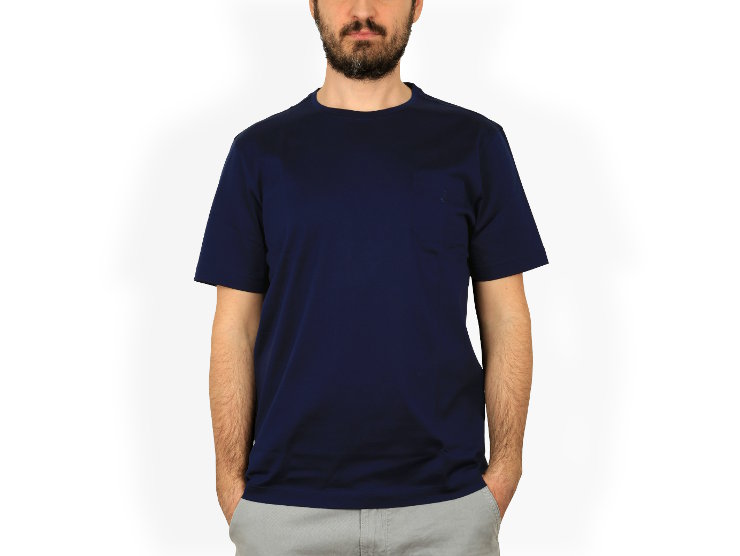 T-shirt manica corta, girocollo Bramante in leggerissimo filo di Scozia tinta unita con taschino. Il logo di Bramante è ricamato sul taschino.
