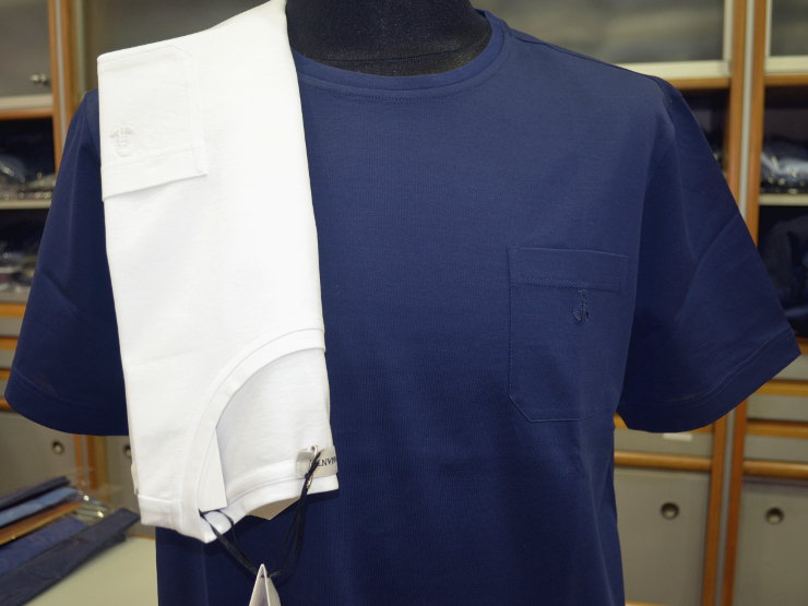 T-shirt manica corta, girocollo Bramante in leggerissimo filo di Scozia tinta unita con taschino. Il logo di Bramante è ricamato sul taschino.