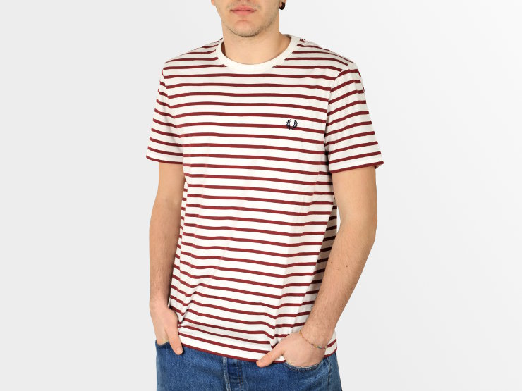 T-shirt Breton Stripe Fred Perry: t-shirt manica corta, in cotone a righe in stile bretone. Il motivo twin tipped è posizionato nella parte posteriore interna della scollatura. Il logo è in tono, ricamato sul petto.