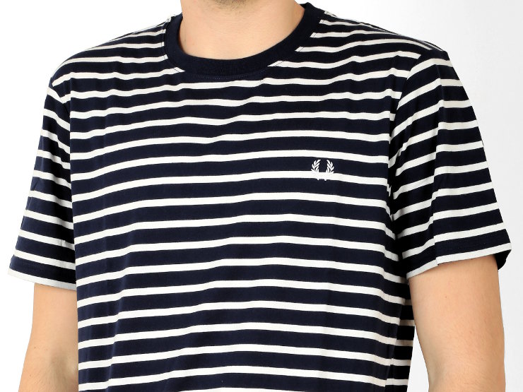 T-shirt Breton Stripe Fred Perry: t-shirt manica corta, in cotone a righe in stile bretone. Il motivo twin tipped è posizionato nella parte posteriore interna della scollatura. Il logo è in tono, ricamato sul petto.
