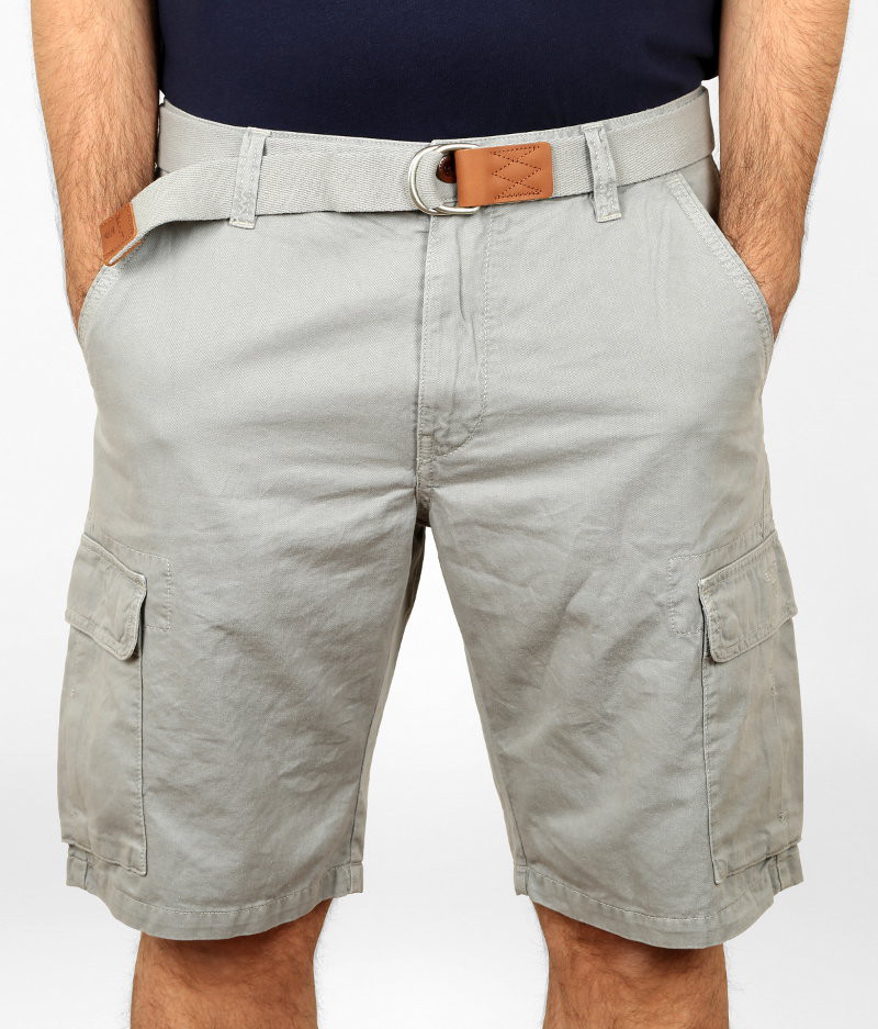 Bermuda Gant in tela di cotone tinta unita, lunghezza ginocchio, con tasche laterali chiuse e con patta; cintura in corda con rinforzi in pelle
