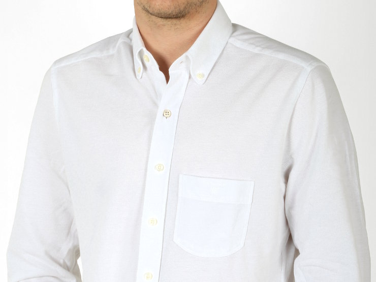Camicia aderente, manica lunga Gant in jersey di cotone piqué. Il collo è button-down arrotondato; anche polsini e orlo sono arrotondati. Con logo e stemma Gant ricamati sul taschino