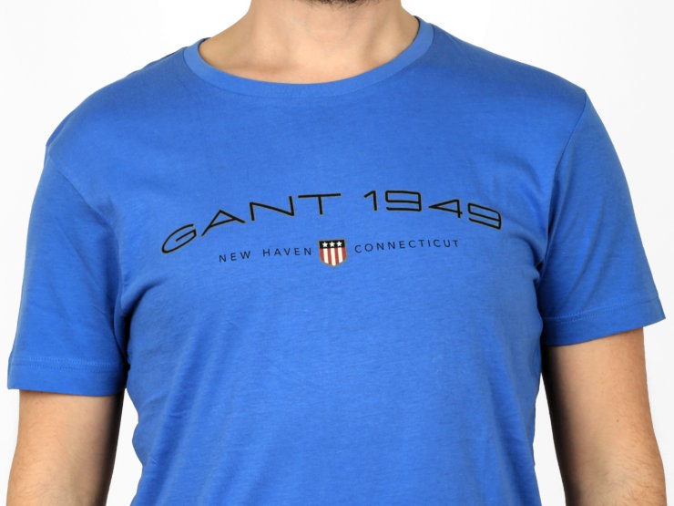 T-shirt girocollo Gant in puro cotone, con logo e stemma Gant 1949 NHCT stampati sul petto.