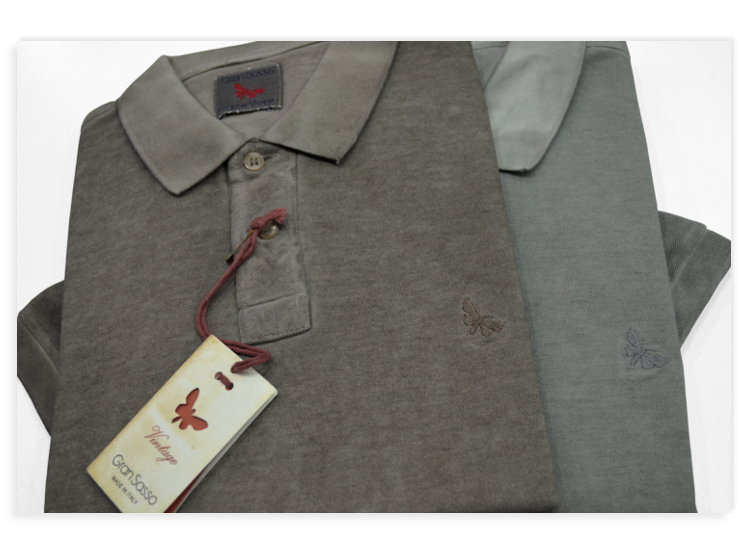 Polo slim fit, manica corta, due bottoni Gran Sasso Vintage in morbido piqué di cotone delavé; colletto e polsini sono a costine; il logo è ricamato