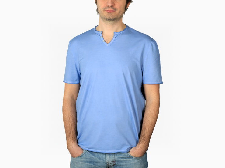 T-shirt Vintage Gran Sasso in cotone stretch effetto used, con collo serafino e finta chiusura a tre bottoni