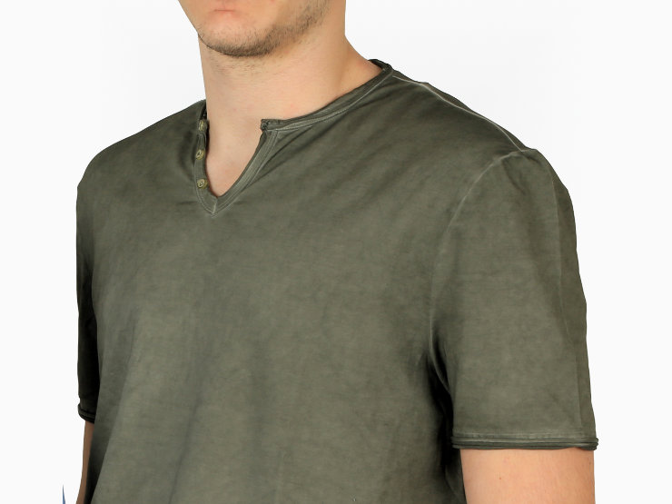 T-shirt Vintage Gran Sasso in cotone stretch effetto used, con collo serafino e finta chiusura a tre bottoni