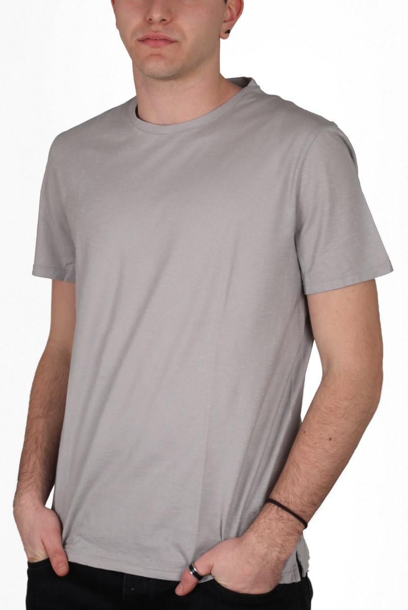 T-shirt manica corta Fly 3 in leggerissimo cotone fiammato, tinta con un delicato effetto vintage e finita all'interno con inserti in popeline di cotone a pois