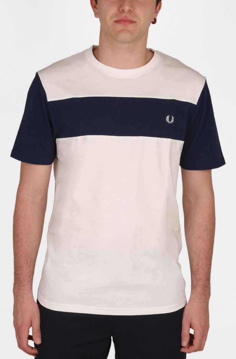 T-shirt manica corta Fred Perry in jersey di cotone, con maniche e banda orizzontale colorate in contrasto e realizzate in piqué. Il logo è ricamato