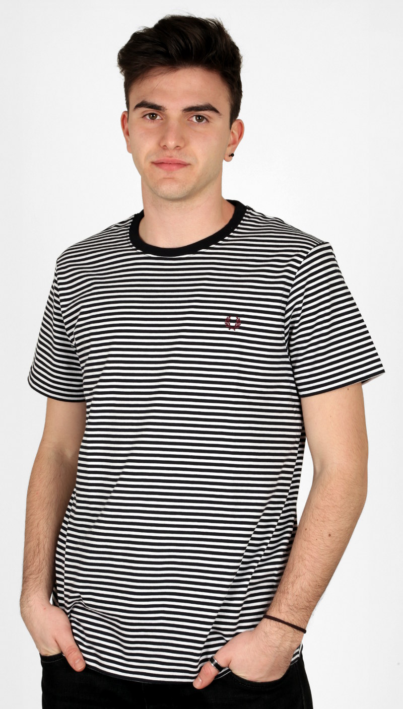 T-shirt Fred Perry in jersey di cotone a righe sottili con collo tinta unita a costine e logo ricamato in contrasto