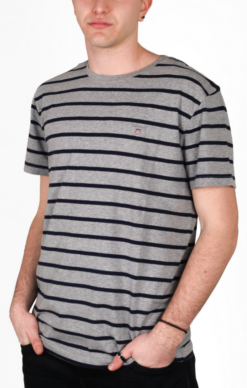 T-shirt manica corta e girocollo Gant in jersey leggero di puro cotone, con motivo a righe. Lo scollo è a costine; il logo e lo stemma Gant sono ricamati