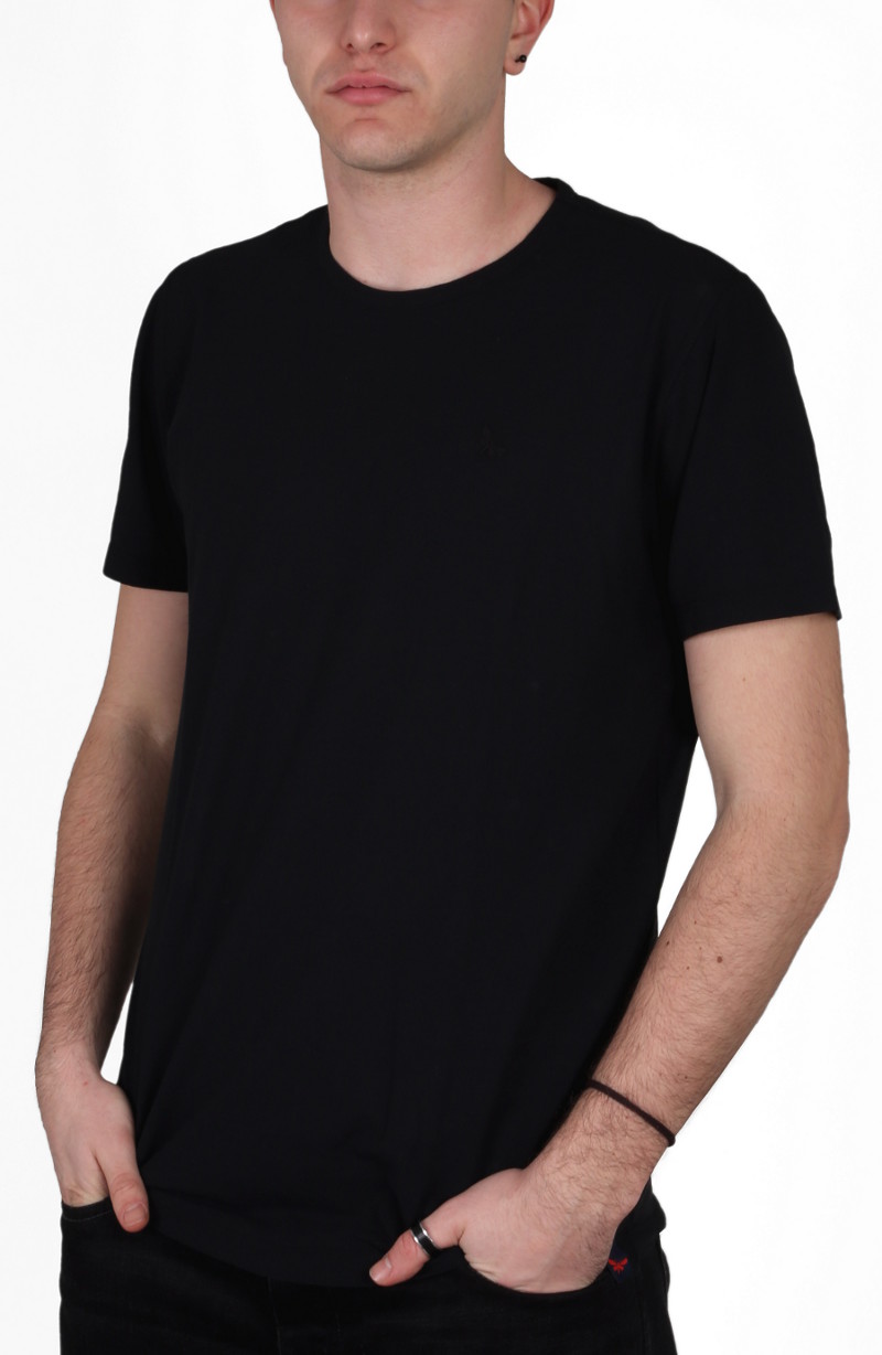T-shirt slim fit di Gran Sasso, in leggerissimo cotone tinta unita, con logo ricamato sul petto e cucito sull'orlo della maglietta; ideale anche come sottogiacca