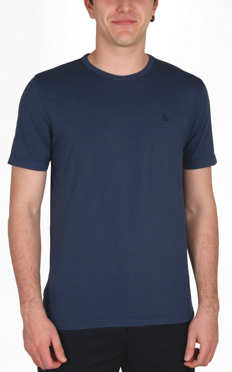 T-shirt slim fit Gran Sasso, in leggerissimo cotone melange, con logo ricamato in tono sul petto e cucito in contrasto sull'orlo della maglietta; ideale anche come sottogiacca