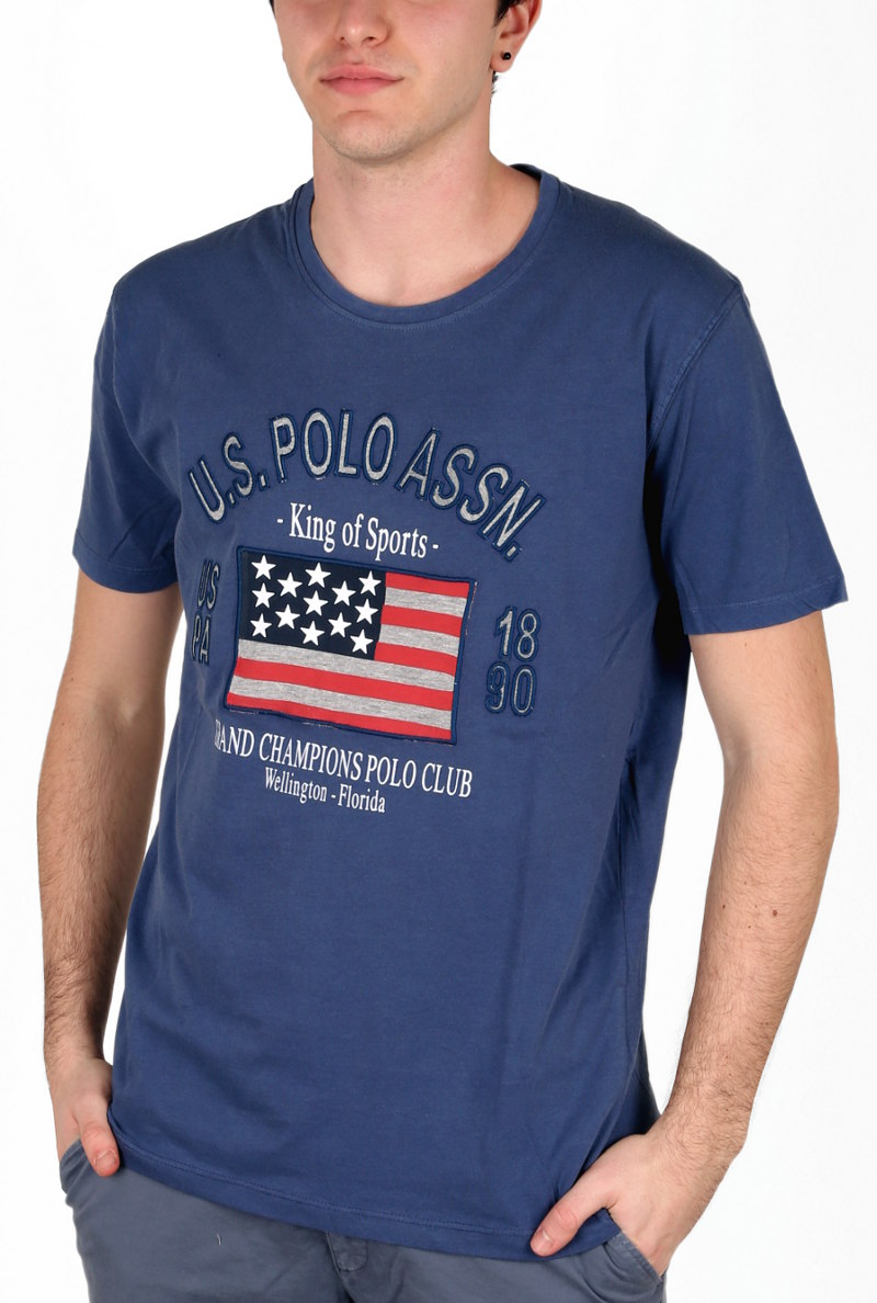 T-shirt manica corta e girocollo USPA in puro cotone stampato, con bandiera USA 13 stelle e riferimenti al brand cuciti in rilievo; orlo e polsini sono cuciti a doppio ago
