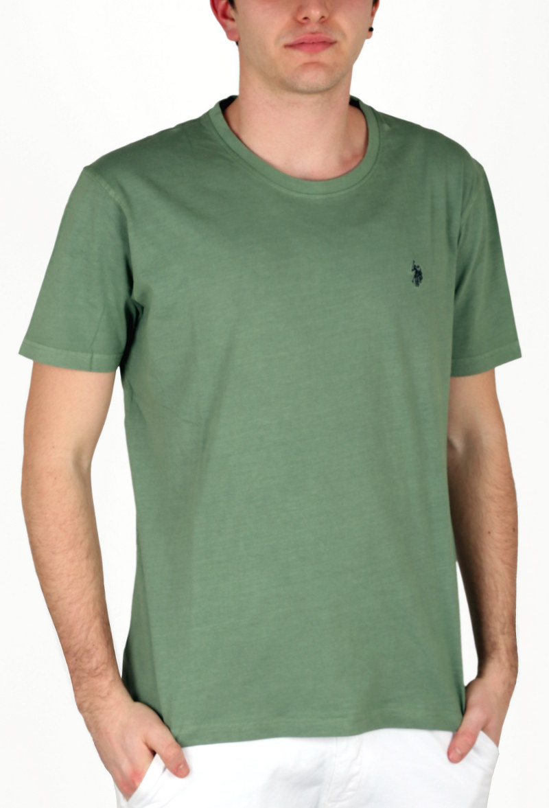 T-shirt manica corta, slim fit USPA in puro cotone tinta unita, con orlo e polsini cuciti a doppio ago. Il logo è ricamato in contrasto